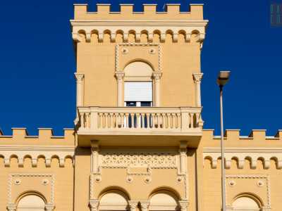 L�edificio color ocra, recentemente restaurato, si innalza su due livelli con un torrino centrale